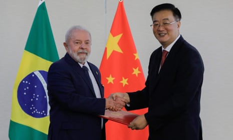 Brazil’s president Luiz Inácio Lula da Silva is presented with the credentials of China’s ambassador to Brazil Zhu Qingqiao.