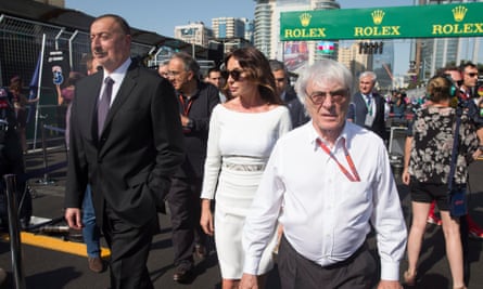 إيكلستون في الصورة مع الرئيس الأذربيجاني إلهام علييف وزوجته مهربان علييفا في حلبة مدينة باكو