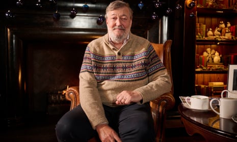 استفن فرای کنار میزی نشسته و پیام جایگزین کریسمس کانال 4 را ارائه می دهد.