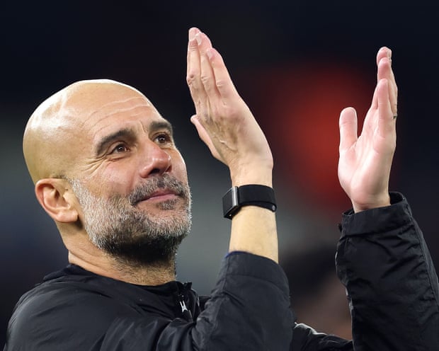 «Multen también a los cantantes»: Guardiola, en tono de broma, critica los penaltis del Manchester City por los reinicios tardíos. «Multen también a los cantantes»: Guardiola, en tono de broma, critica los penaltis del Manchester City por los reinicios tardíos.