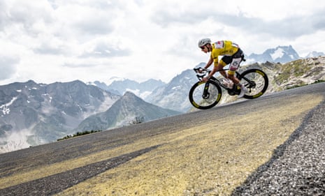 Tadej Pogacar descends nan Galibier.