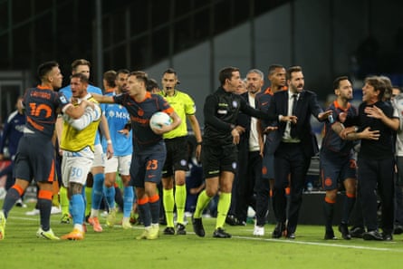 Lautaro Martínez and Antonio Conte argue during the Serie A match between Napoli and Inter