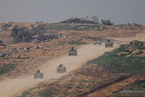 Vehículos del ejército israelí se mueven en la Franja de Gaza, cerca de la frontera entre Israel y Gaza, visto desde el sur de Israel.