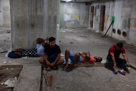 इराणमधून क्षेपणास्त्र काढून टाकल्यानंतर देशभरातील अनेक भागात सायरन वाजविल्यानंतर 24 जून 2025 रोजी तेल अवीव येथील भूमिगत आश्रयस्थानात लोक एकत्र जमतात.