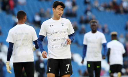 Son Heung-min s'échauffe dans un maillot rendant hommage au préparateur physique de Tottenham, Gian Piero Ventrone