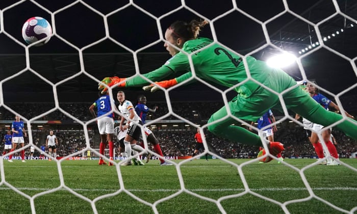 Alexandra Popp de Alemania marca el segundo gol de su equipo.