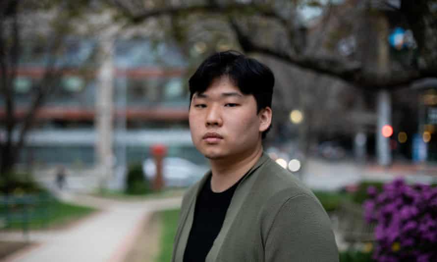 Timothy Chang pozează pentru un portret lângă locul său de muncă, Institutul Dana-Farber Cancer, în aprilie 2021, în Boston, Massachusetts.