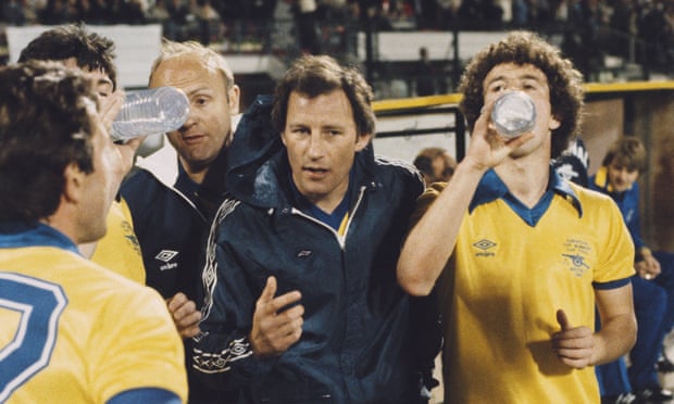 Terry Neill, au centre, discutant avec les joueurs lors du match final de la Coupe d'Europe entre Arsenal et Valence en 1980.