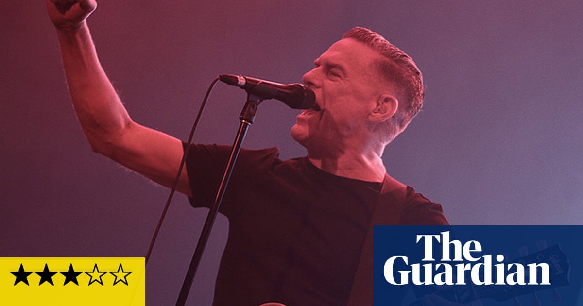 Bryan Adams review – floating convertibles and harmony-driven rock chuggers