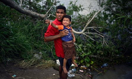 در 11 مه 2023، یک مهاجر حامل یک کودک سعی می کند از طریق رودخانه ریو گراند به ایالات متحده برود.