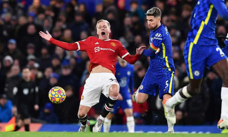 Donny van de Beek est victime d'une faute de Jorginho de Chelsea lors du match de Premier League de novembre