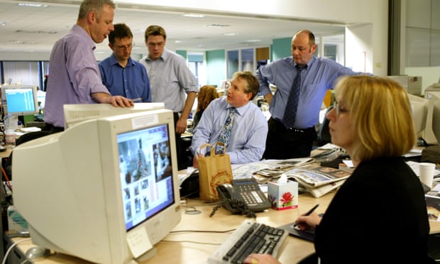 Editor Simon Kelner (seated centre) pioneered the idea of the ‘viewspaper’ and the transition to a tabloid format.