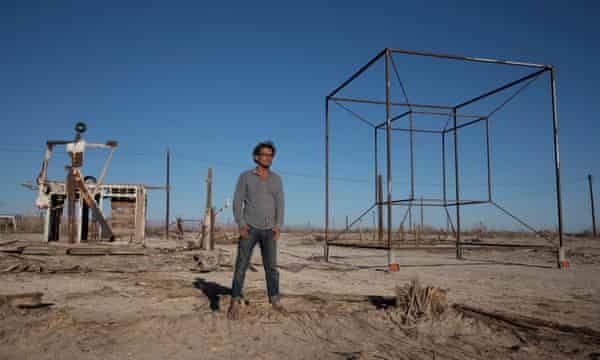Tao Ruspoli, elokuvantekijä, poseeraa Bombay Beach Biennalen taiteen kanssa.