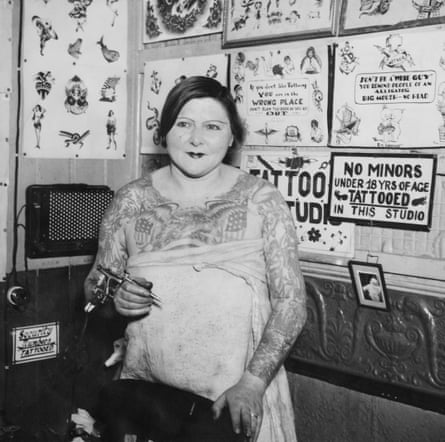 American tattoo artist Mildred Hull at her tattoo parlour in Manhattan, circa 1940