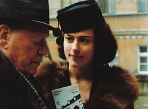 Eddie Constantine and Claudia Michelsen in Allemagne 90 neuf zéro, 1991
