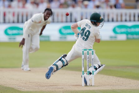 Steve Smith jatuh setelah terkena bola Jofra Archer