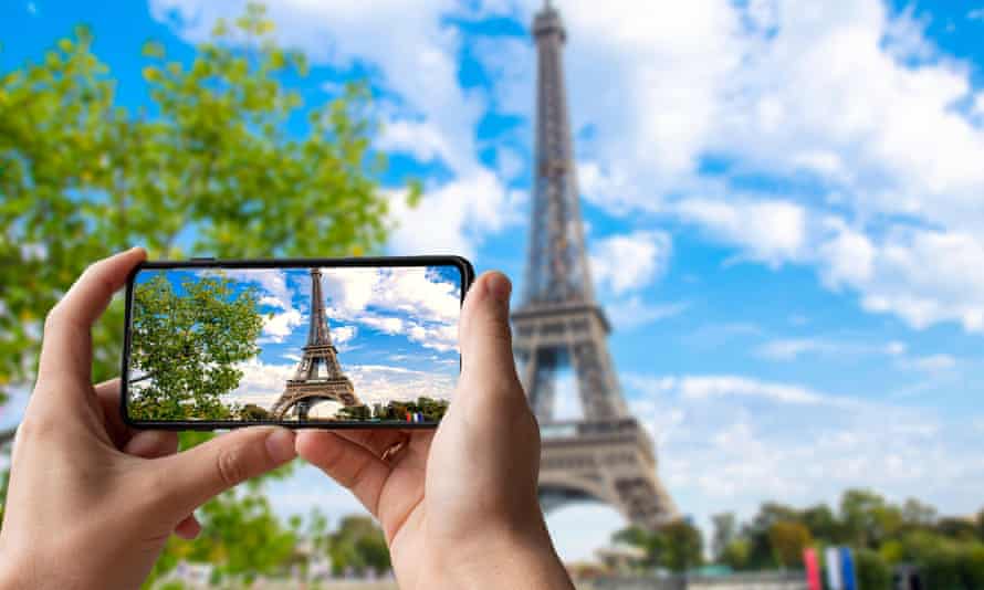 Turist tar bilde av Eiffeltårnet i Paris, Frankrike.