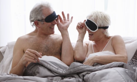 زوجي كه در رختخواب ماسك هاي صورت را برمي دارند و يك لحاف مشترك دارند