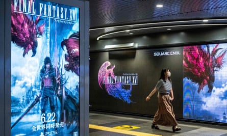 Uma mulher passando por um anúncio de Final Fantasy XVI na estação de Shibuya, Tóquio.