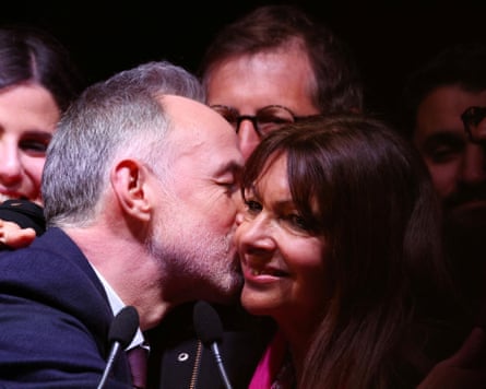 Grégoire and outgoing mayor Anne Hidalgo embrace