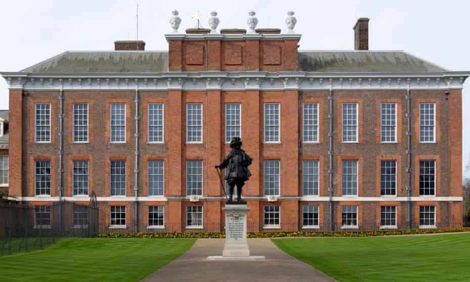The statue of King William III in front of Kensington Palace.