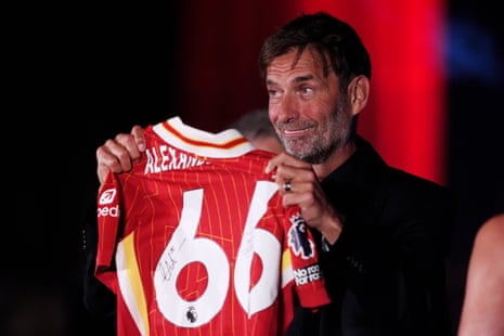 Klopp holding up an Alexander-Arnold shirt