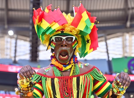 Фен от Гана крещи преди началото на мача. 