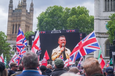 Ο Tommy Robinson εμφανίζεται σε μια μεγάλη οθόνη στην πλατεία του Κοινοβουλίου.