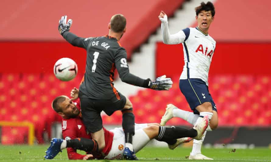 Son Heung-min puts Tottenham 2-1 up against Manchester United.