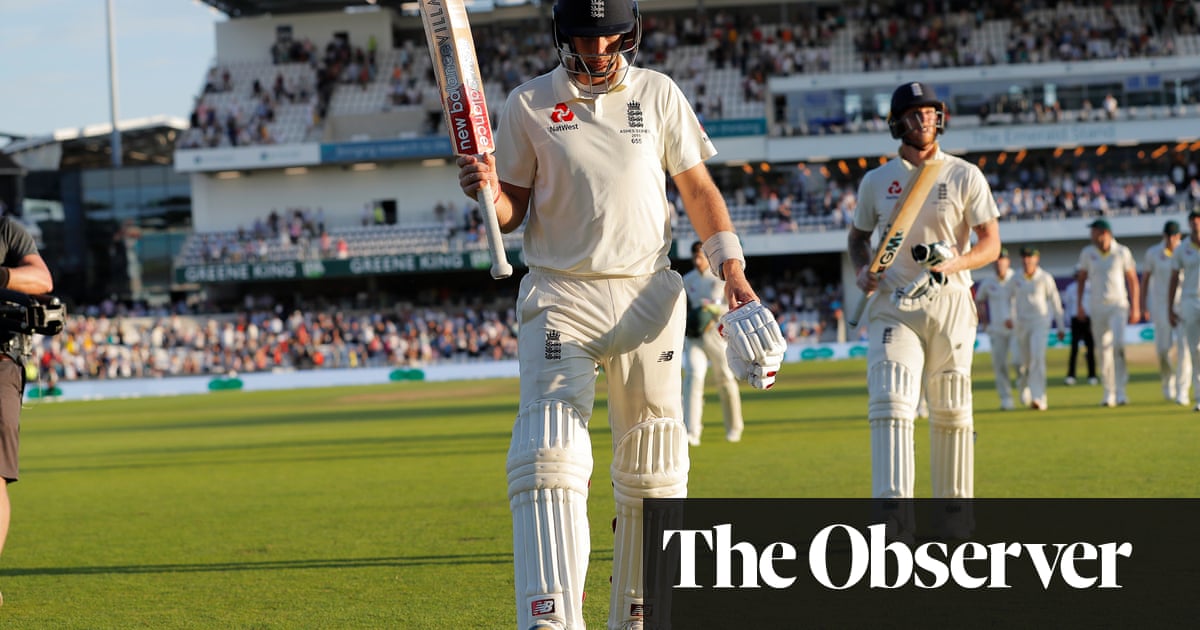 Joe Root digs in to give England glimmer of hope in third Ashes Test