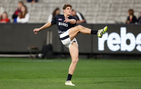 Carlton’s Charlie Curnow warms up