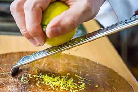 Zitronenschale kann einem Gericht eine dezente Helligkeit verleihen.
