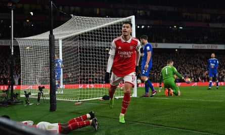 Un revivido Gabriel Martinelli celebra un gol contra el Everton.