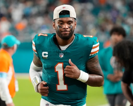 Tua Tagovailoa pratica con il Dolphins