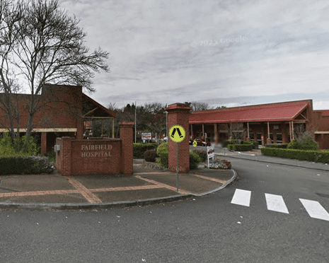 Медичний персонал оглядаючи пацієнта