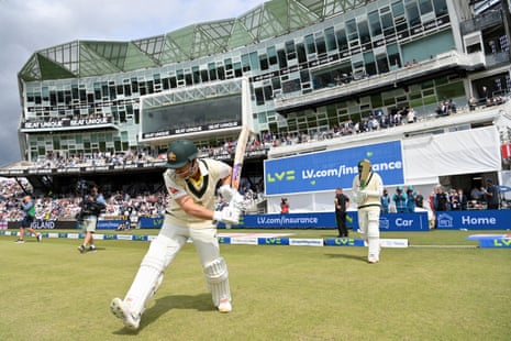 Pembuka Australia David Warner (depan) dan Usman Khawaja turun ke lapangan sebelum melakukan pukulan pada hari pertama Tes Abu Ketiga antara Inggris dan Australia di Headingley.