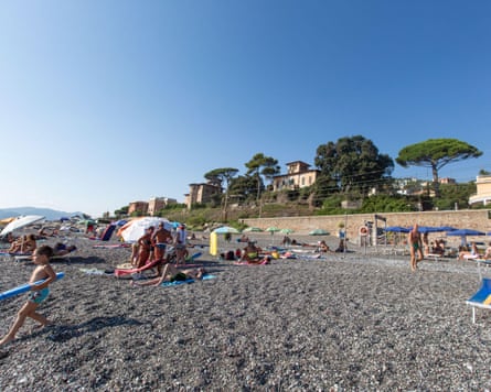 Many people used this sunny and hot day to enjoy the weather at the beach in Lavagna