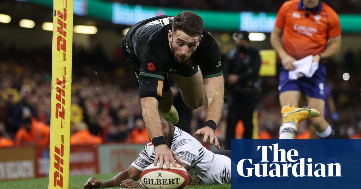 Cuthbert leads late rally as stuttering Wales overcome 14-man Fiji