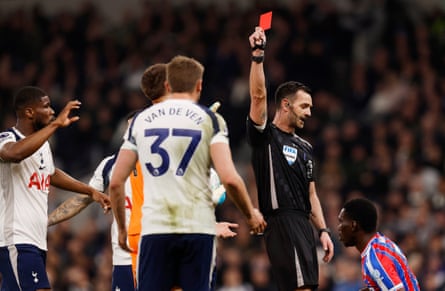 سار يغرق توتنهام الذي يلعب بعشرة لاعبين ويقرب كريستال بالاس النادي المنهار من الهبوط سار يغرق توتنهام الذي يلعب بعشرة لاعبين ويقرب كريستال بالاس النادي المنهار من الهبوط