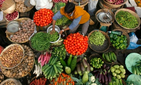 A vendor arranges vegetables at a market in Siliguri<br>A vendor arranges vegetables at a market in the northeastern Indian city of Siliguri December 20, 2008. The government beefed up its plan for extra spending to stimulate the economy and counter the impact of the global slowdown, just as inflation fell more sharply than expected in a sign of faltering activity. REUTERS/Rupak De Chowdhuri (INDIA)