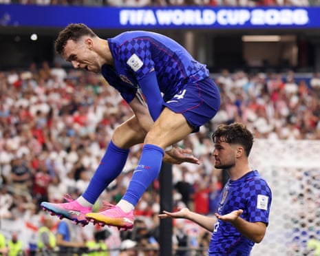 إيفان بيريسيتش يقفز فوق باتورينا