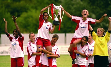 Parminder Nagra and Keira Knightley in Bend It Like Beckham.