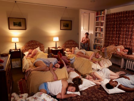 Gruppe schlafender Menschen in einem Schlafzimmer