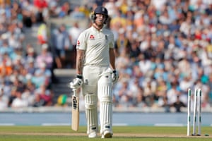 El inglés Ben Stokes reacciona después de ser derrotado por el australiano Nathan Lyon.