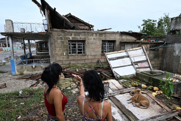 The Guardian | Bildquelle: The Guardian © Yamil Lage/AFP/Getty Images | Bilder sind in der Regel urheberrechtlich geschützt Yamil Lage/AFP/Getty Images | Bildquelle: The Guardian © Ein beschädigtes Haus nach dem Durchzug des Hurrikans Rafel in Batabanó, Kuba, am Donnerstag. | Bilder sind in der Regel urheberrechtlich geschützt