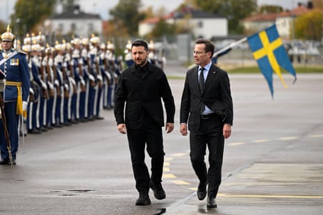 Swedish Prime Minister Ulf Kristersson (R) welcomes Ukrainian President Volodymyr Zelensyky (C) with military honours in Linkoping, Sweden, 22 October 2025.