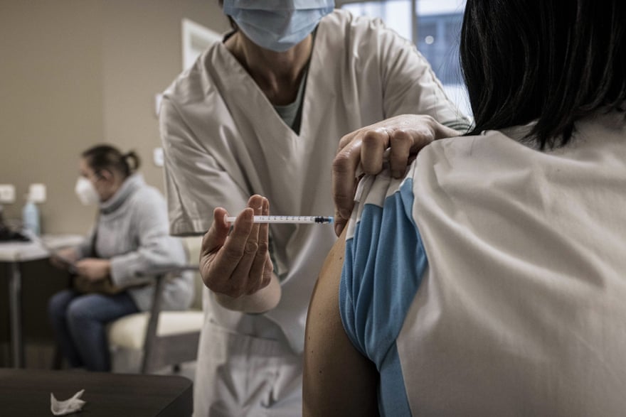 یک پرستار در بلژیک واکسن Pfizer/Biontech Covid-19 را تجویز می کند.