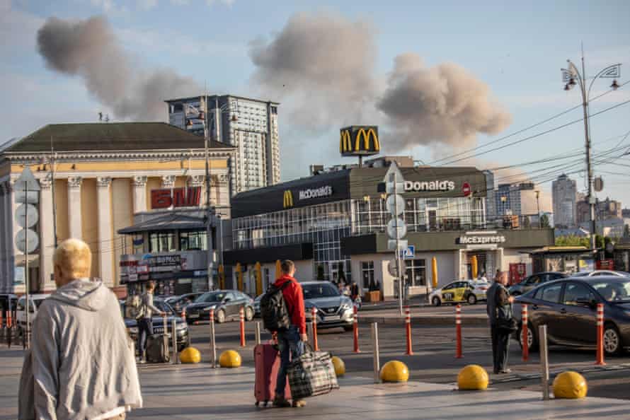 Russia-Ukraine war: Kyiv hit by missile strikes; G7 leaders gather in Germany – live updates 6 Smoke rises after the early-morning strike