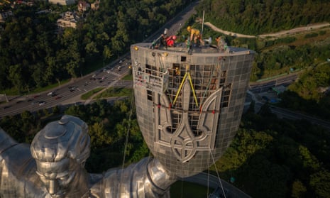 Steeplejacks install the coat of arms of Ukraine on the shield of the Motherland Monument in Kyiv, on 6 August.