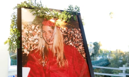 Um retrato de Kristin Smart, desaparecida na Califórnia, está em exibição em uma vigília à luz de velas.